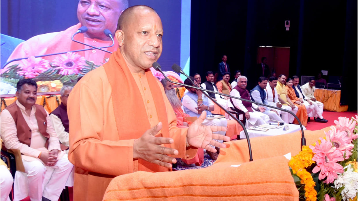 CM Yogi gave toolkit to 2100 ODOP trainees of Gorakhpur-Basti division, loan of Rs 100 crore to 2500 youth.