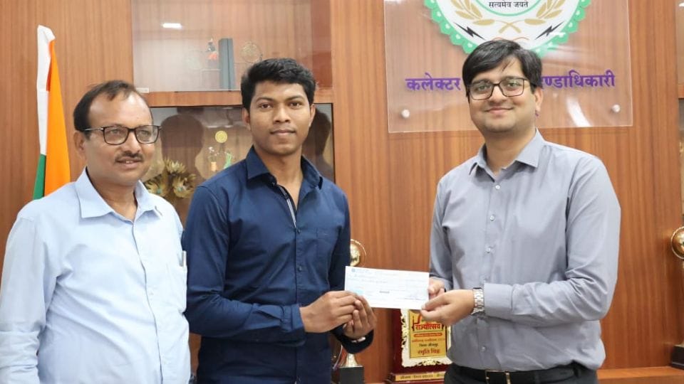 कलेक्टर संबित मिश्रा ने विद्यार्थी अंकित को एक लाख रुपये का चेक प्रदान किया