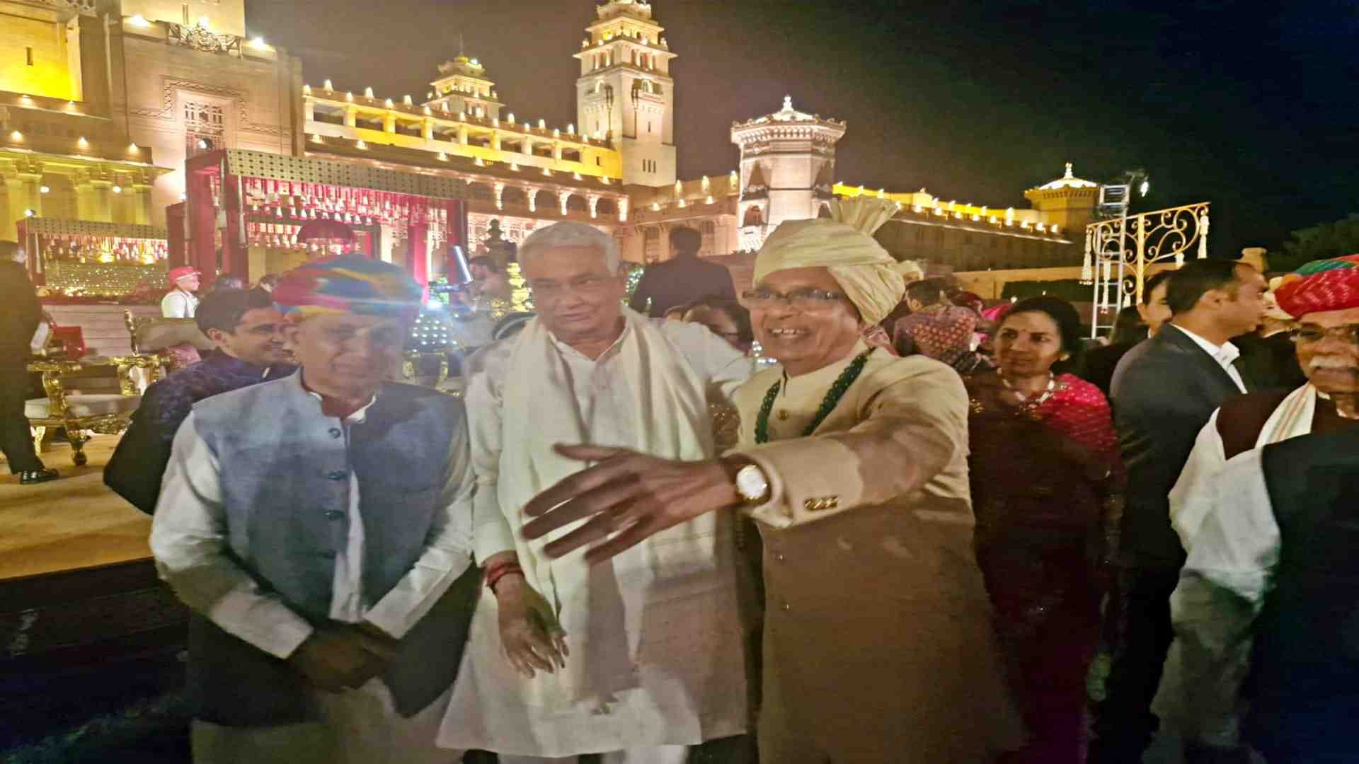 किरोड़ीलाल मीणा का स्वागत करते शिवराज सिंह चौहान।