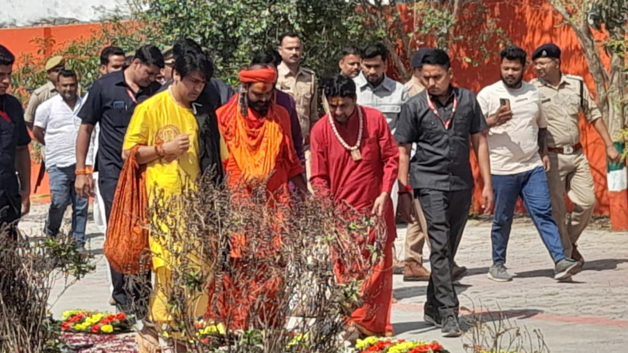 Dhirendra Shastri's helicopter stopped for a while in Kushinagar, was going to Bihar