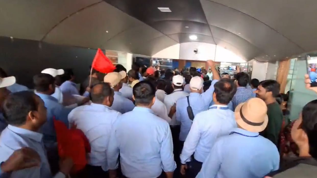 Loco pilot reached DRM office with wife and children against corruption