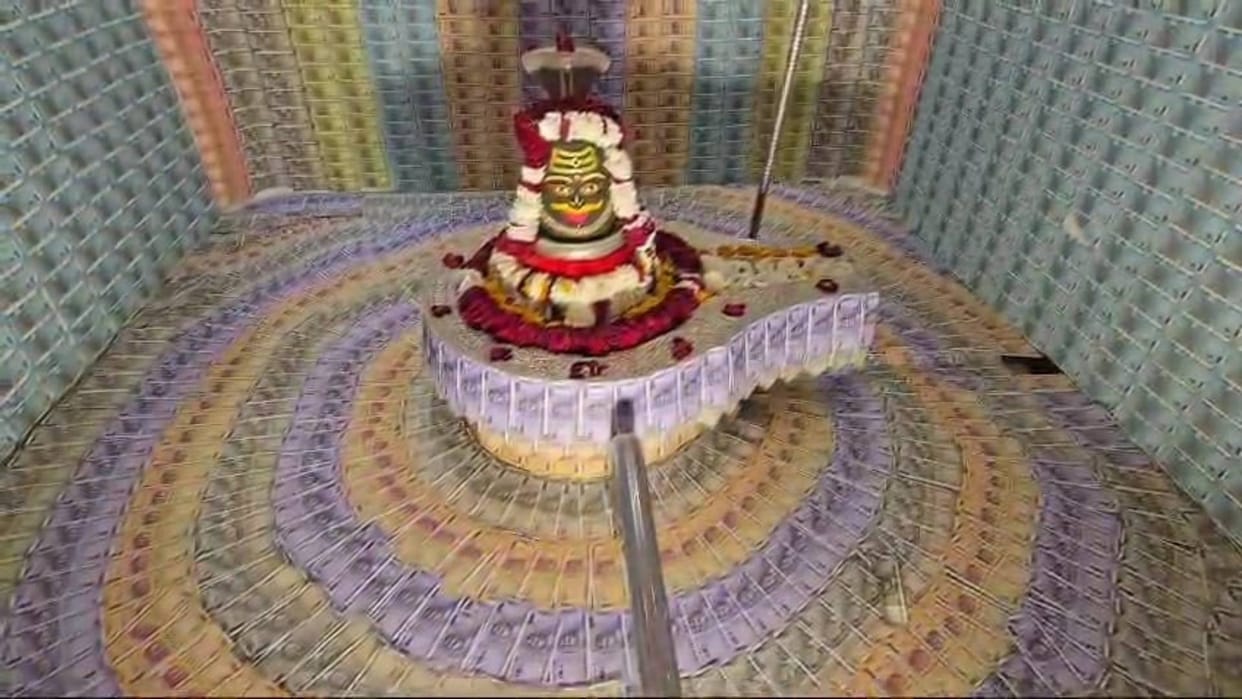 Ujjain News Shiva temple decorated with 1 crore 21 lakh notes know why temple is being decorated with rupees