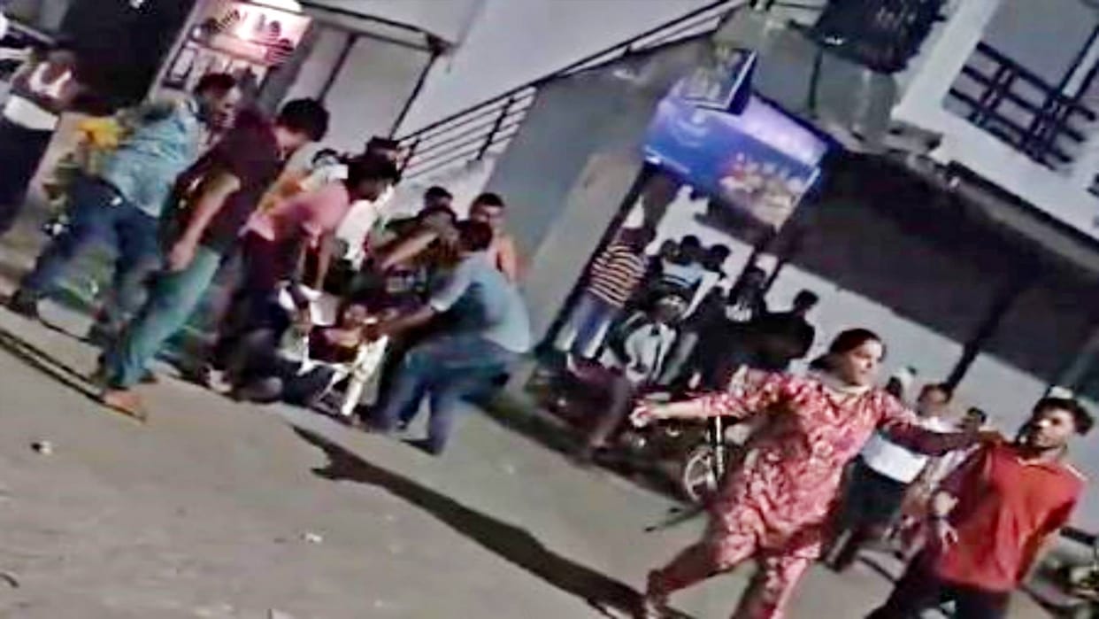 Dhar News youth was attacked in public at Dehri Chowki injured by stabbing questions raised on police action