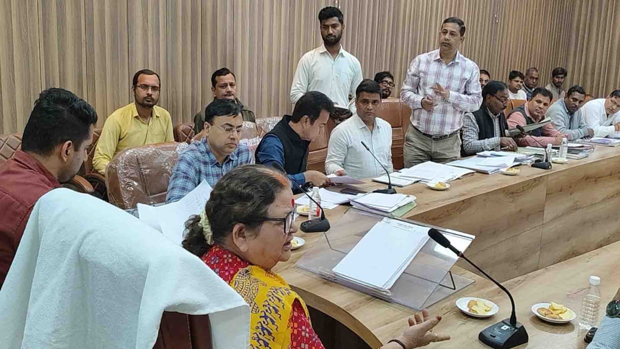 Kanpur: City health officer who arrived 15 minutes late was removed from the meeting