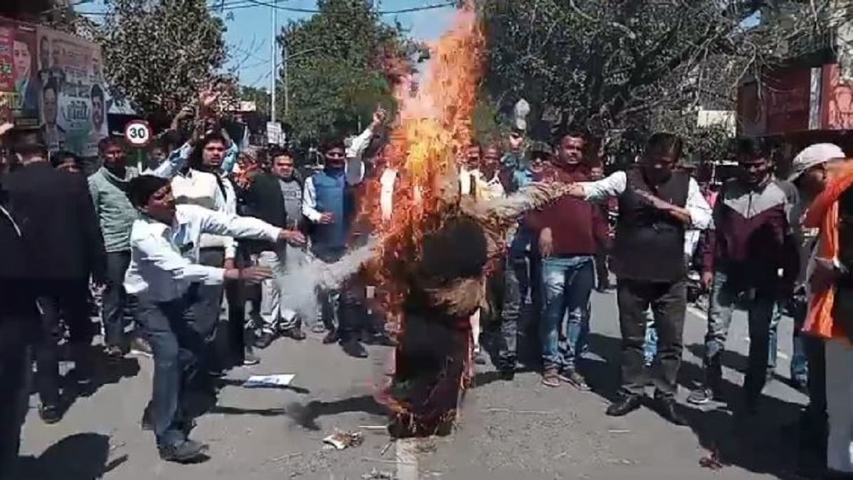 Protest against Abu Azmi Hindu Jagran Manch burns effigy in Shahjahanpur