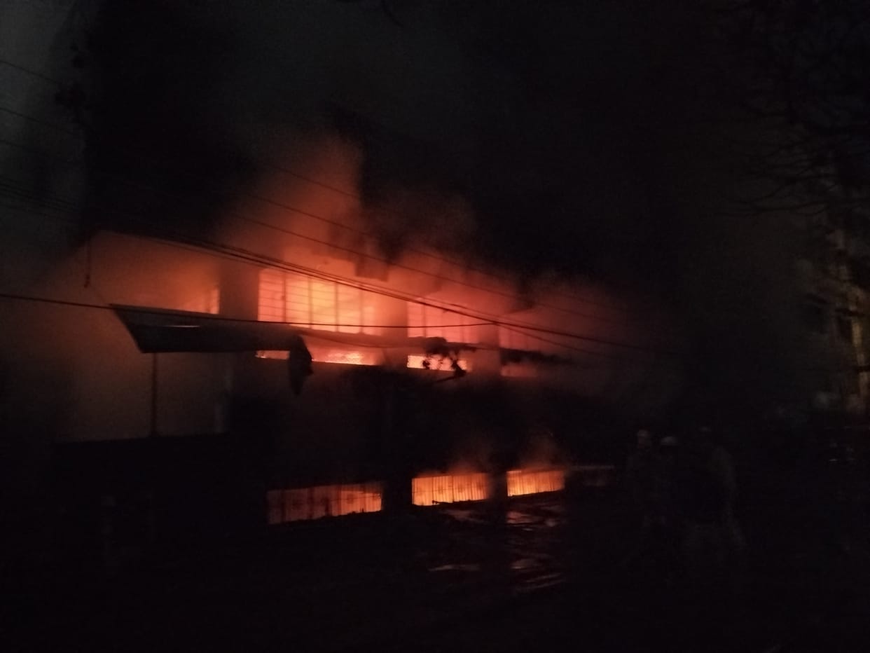 Indore: Fire in furniture showroom in Indore, fire brigade personnel broke the wall and entered