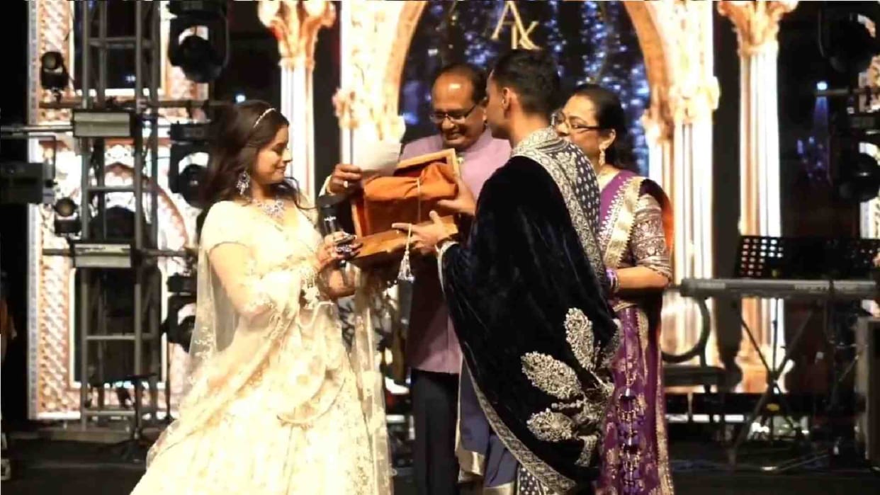 Karthikeya-Amanat Wedding: Karthikeya-Amanat presented Shri Ramcharitmanas to Shivraj Singh