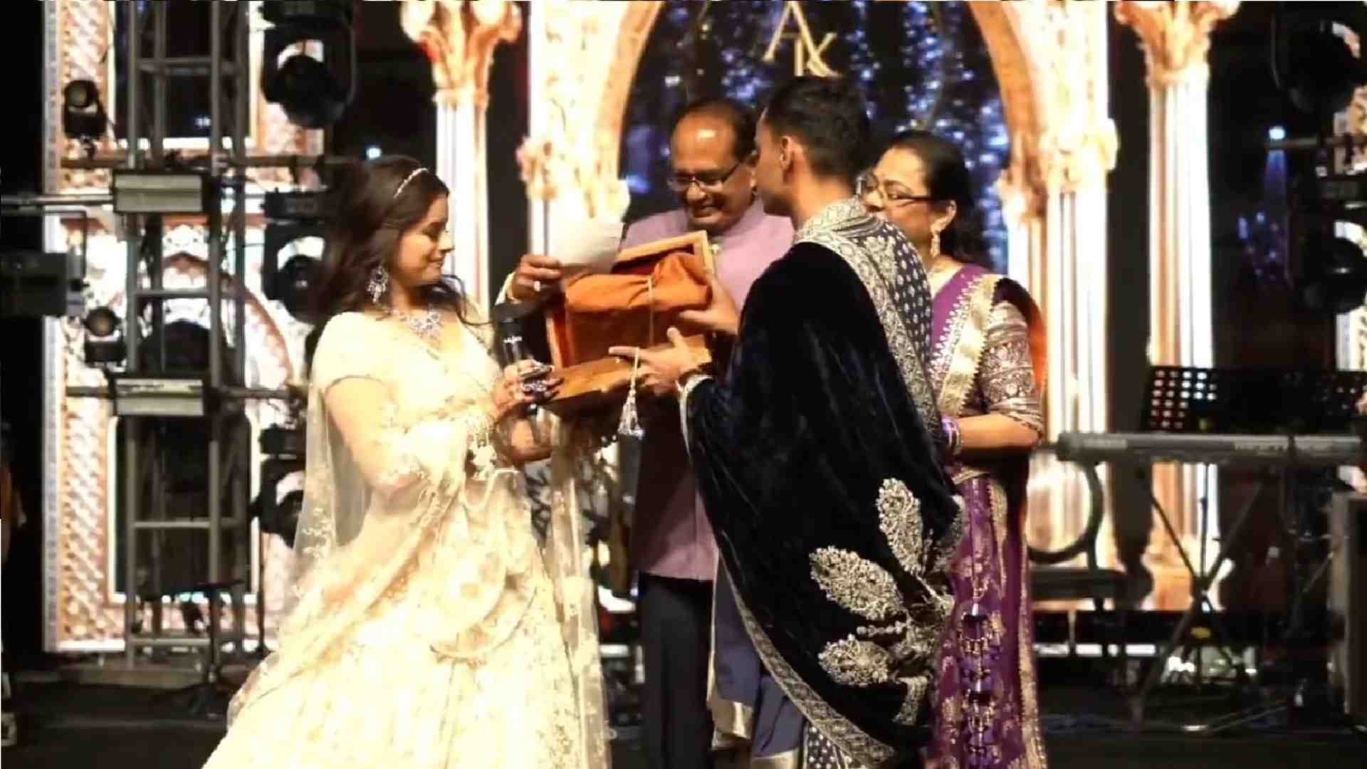 शिवराज सिंह को उपहार देते कार्तिकेय और अमानत।