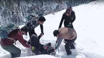 बर्फबारी से पांगी में बढ़ी दुश्वारियां।