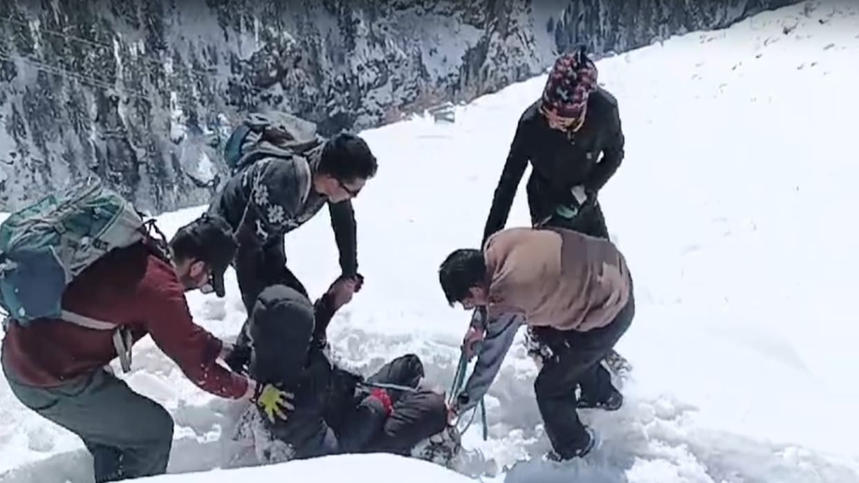 ifficulties increased due to snowfall: The patient was carried on the back in the snow for 10 hours and taken