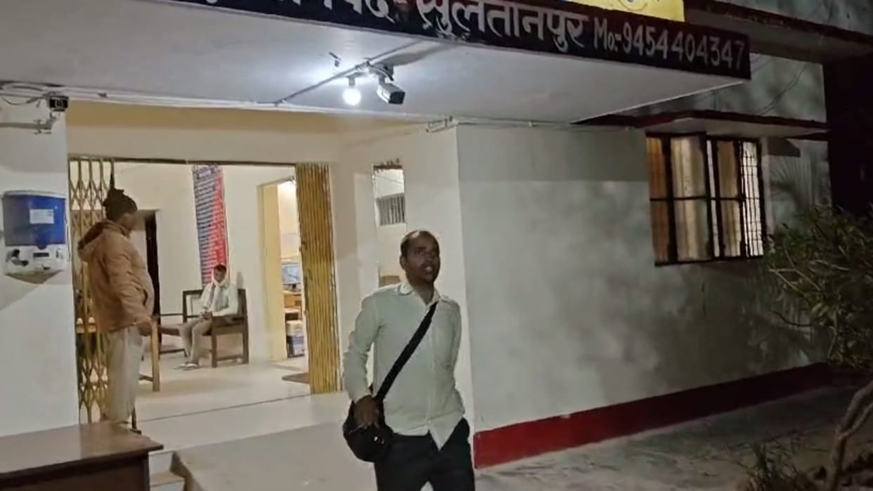Five thousand rupees snatched from roadways bus conductor.