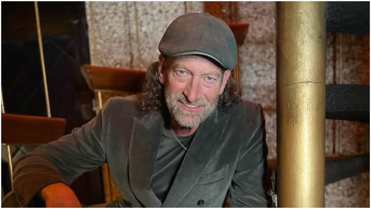 deaf actor troy kotsur receives oscar 2022 for supporting actor at coda