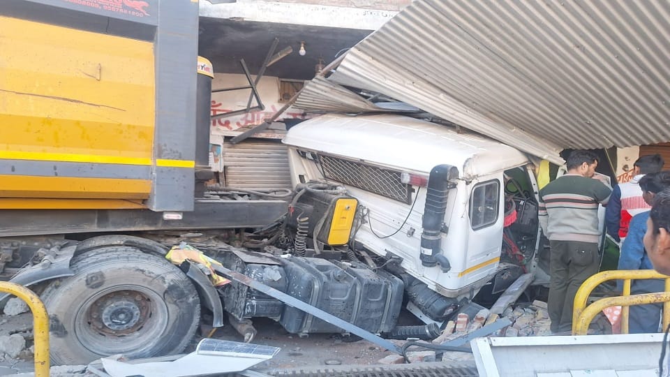 Shamli: A speeding truck hits a canter and enters 3 shops, see heart-wrenching pictures
