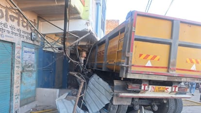 Shamli: A speeding truck hits a canter and enters 3 shops, see heart-wrenching pictures