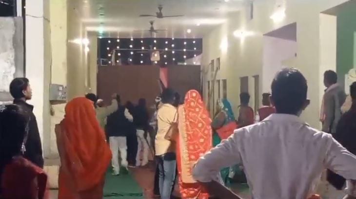baraatis broke head of boy in chandauli fight on stage 12 people injured