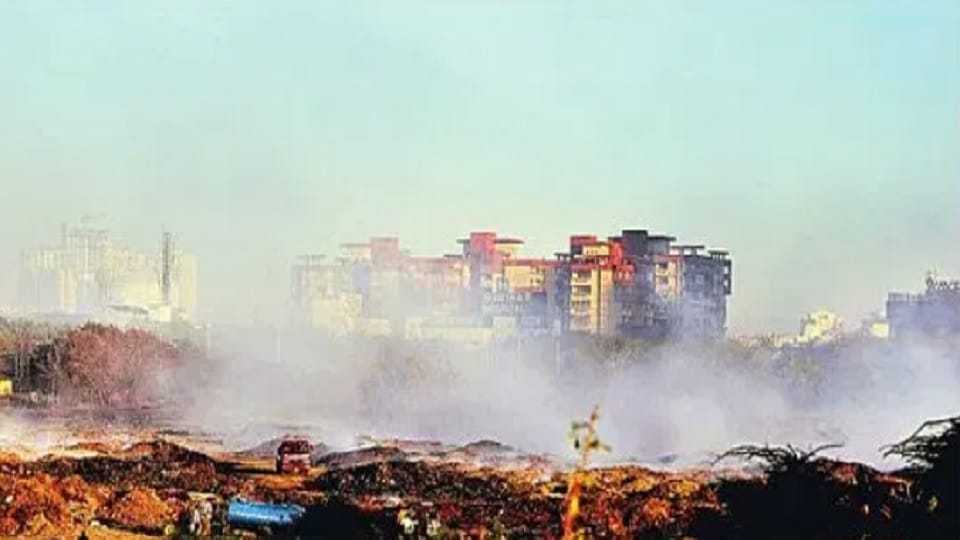 The fire of negligence is burning in Noida, breathing is in danger on the second day too