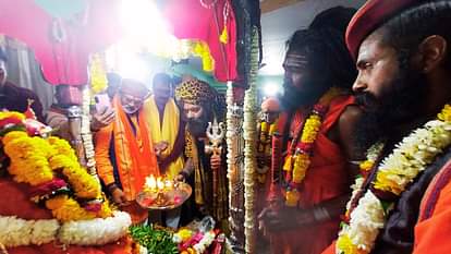 बाबा और गाैरा का पूजन करते साधु-संन्यासी।