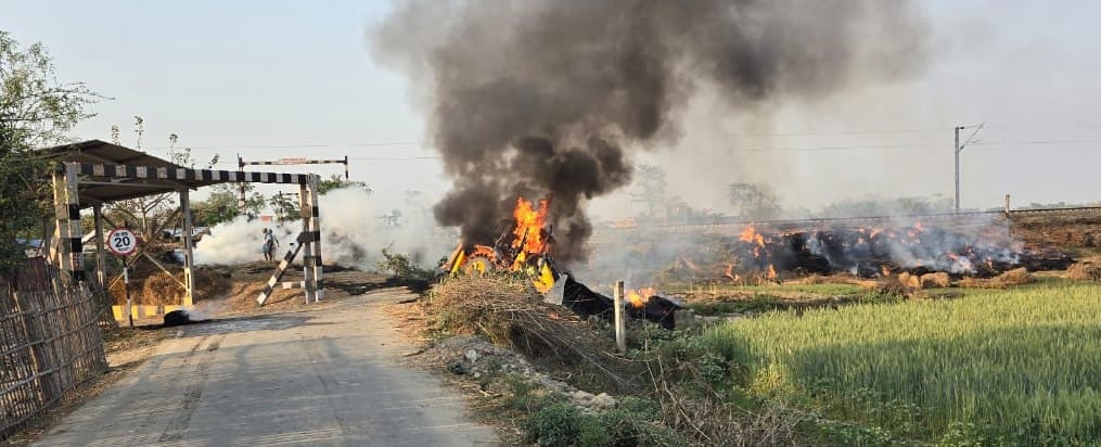 Bihar News : villagers burnt JCB and stopped the train protest against closure of railway gate saharsa bihar