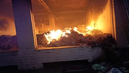 बायोपैक्स पॉलीथिन प्लांट में लगी आग