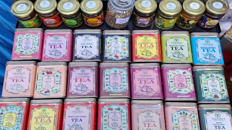 Uttarakhand Vasantotsav 2025 Himmat Singh from Tehri reached Raj Bhavan with 105 types of tea