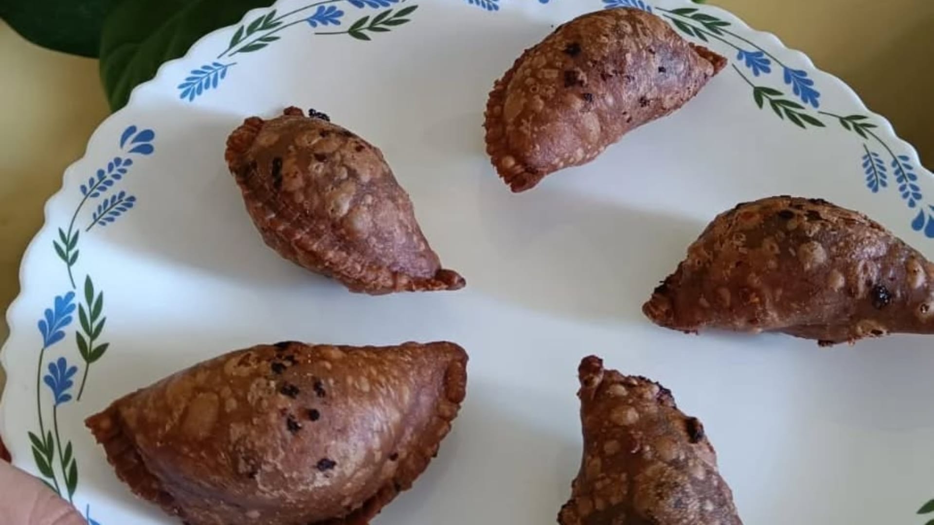 Holi 2025 Special Chocolate Gujiya Recipe Know How To Make Chocolate Gujiya At Home in Hindi