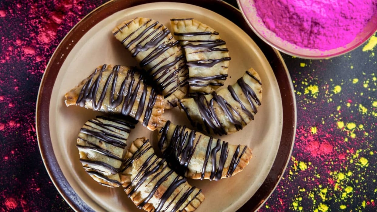 Holi 2025 Special Chocolate Gujiya Recipe Know How To Make Chocolate Gujiya At Home in Hindi