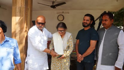 Congress state chief honours women in Uttar Pradesh.