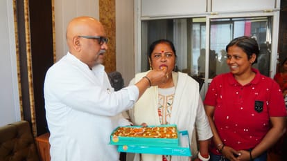 Congress state chief honours women in Uttar Pradesh.