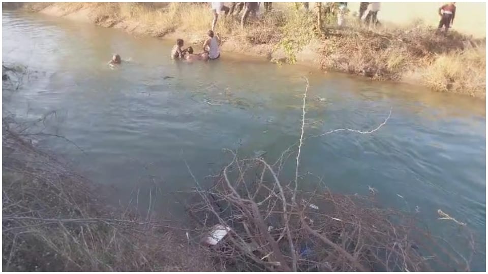 Two innocent children died due to drowning in canal, father died of heart attack