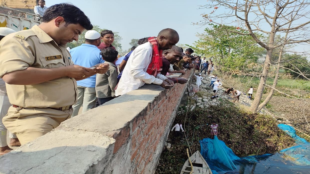 Four bike riders fell into the drain after being hit by vehicle in lakhimpur kheri
