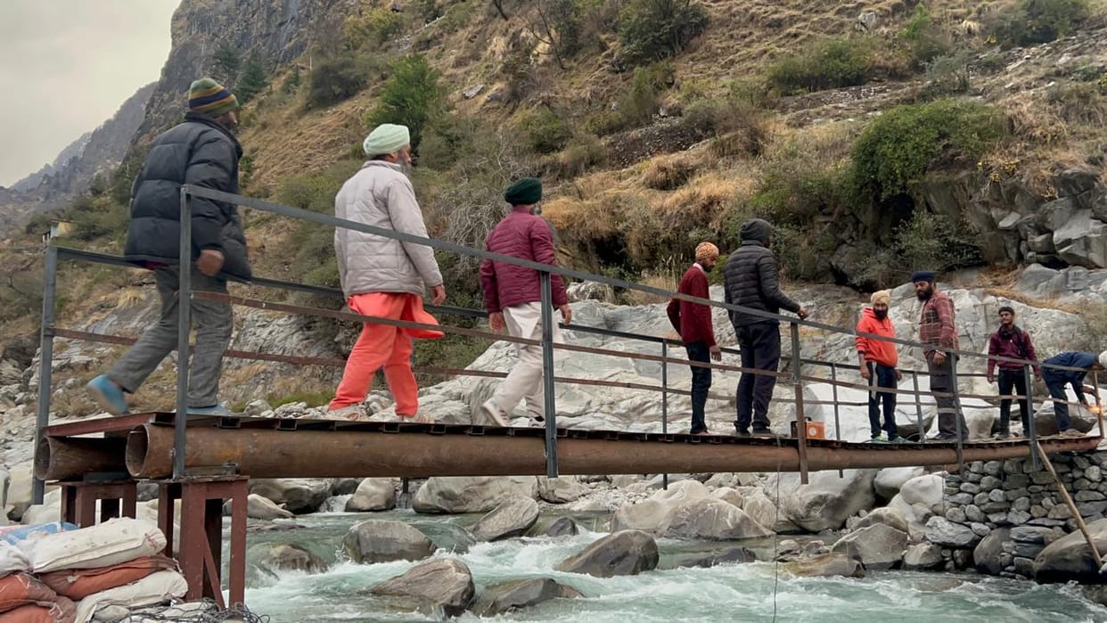 Chamoli News PWD build temporary bridge in Govindghat which connect to hemkund sahib