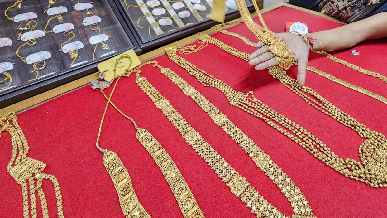 Gold Price Aaj Ka Sone aur Chandi Ka Bhav Gold and Silver Price news Gold slips below Rs 89000