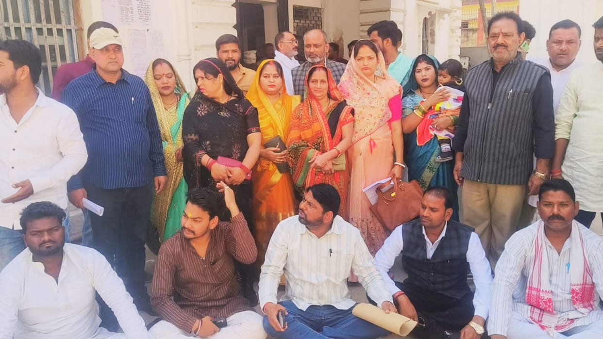 EO and councilors anger in nagar palika parishad ballia chairman complained to DM