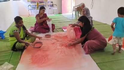 हर्बल गुलाल बनाती महिलाएं