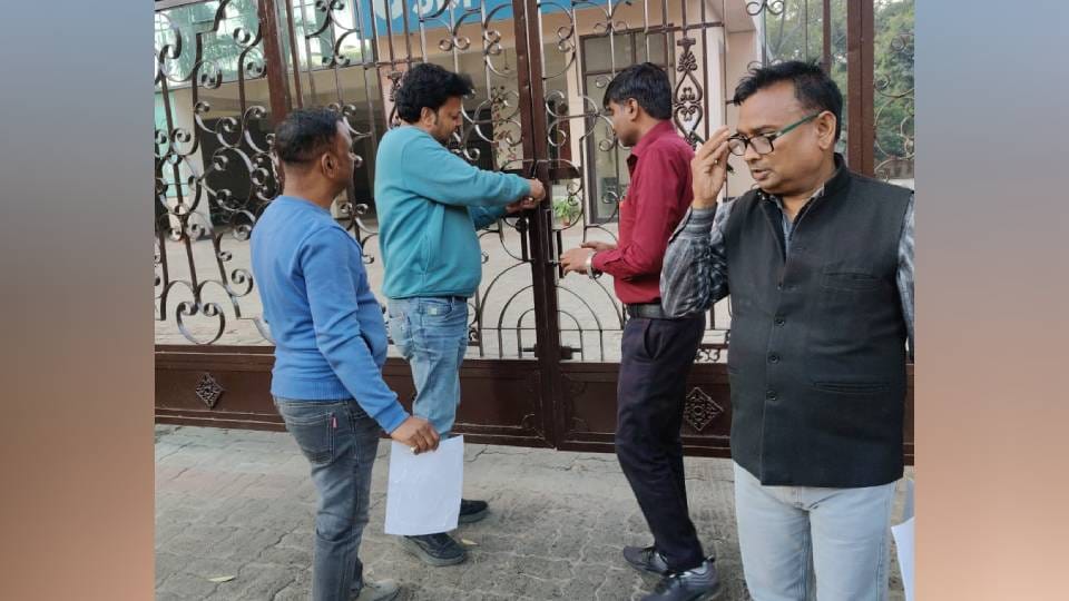 municipal corporation team sealed tourist building due to pending house tax of lakhs In Lucknow