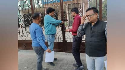 UP News: नगर निगम की बड़ी कार्रवाई, लाखों का हाउस टैक्स बकाया होने पर पर्यटन भवन को किया सील municipal corporation team sealed tourist building due to pending house tax of lakhs In Lucknow