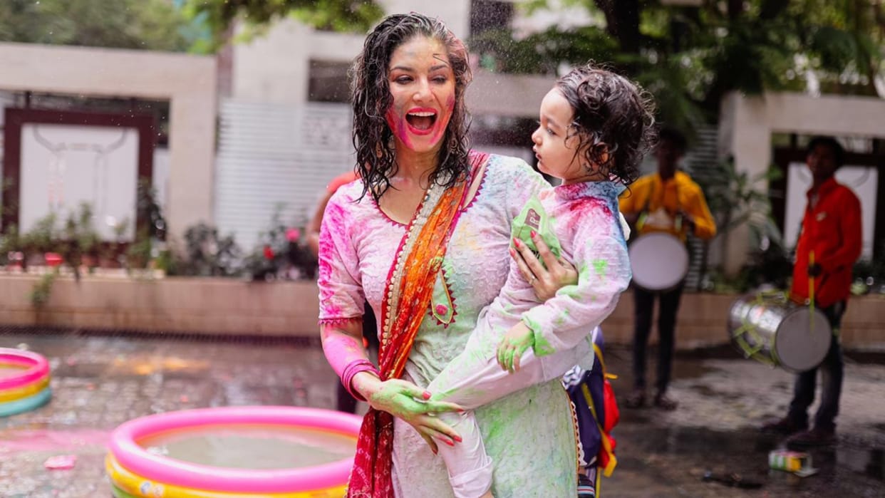 Holi Hair Care Tips To Protect Hair From Holi Colors in hindi