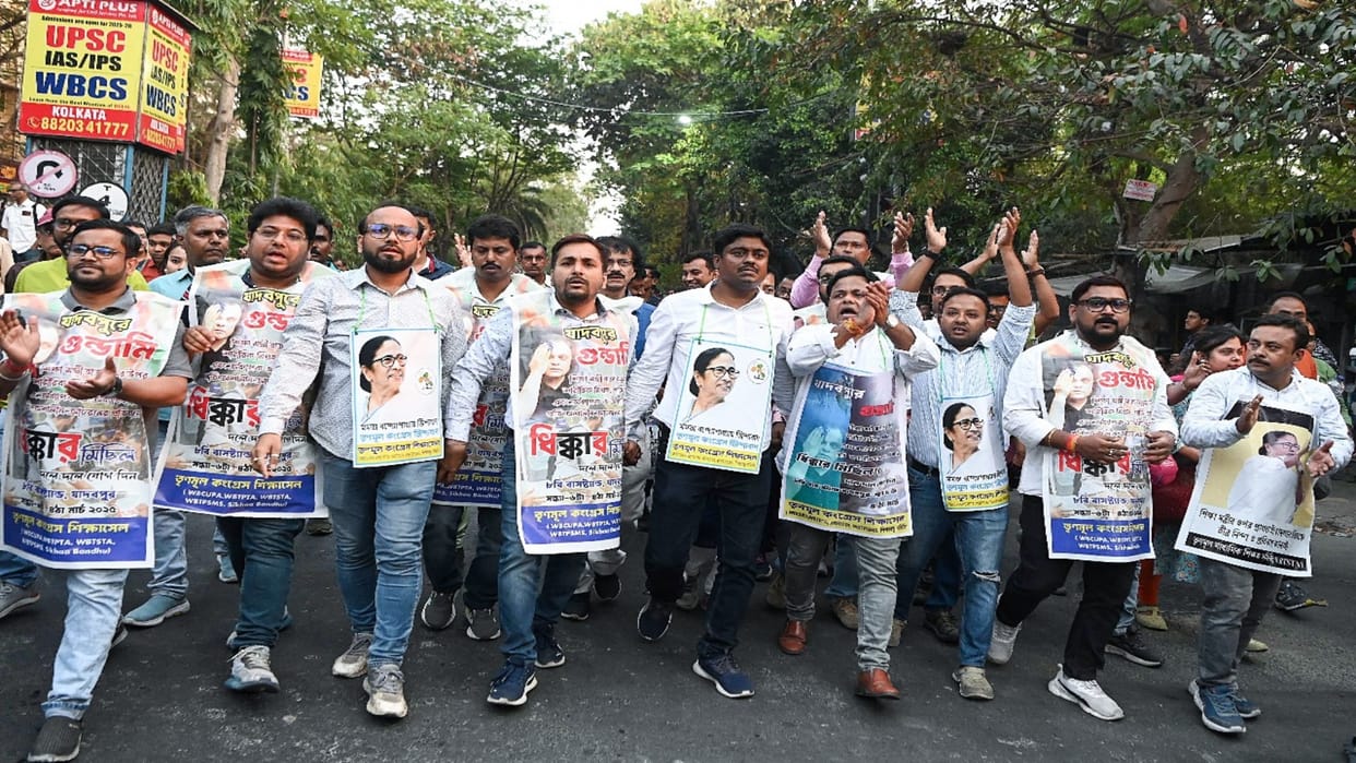 FIR against Bengal minister, TMC leader over Jadavpur University violence News In Hindi