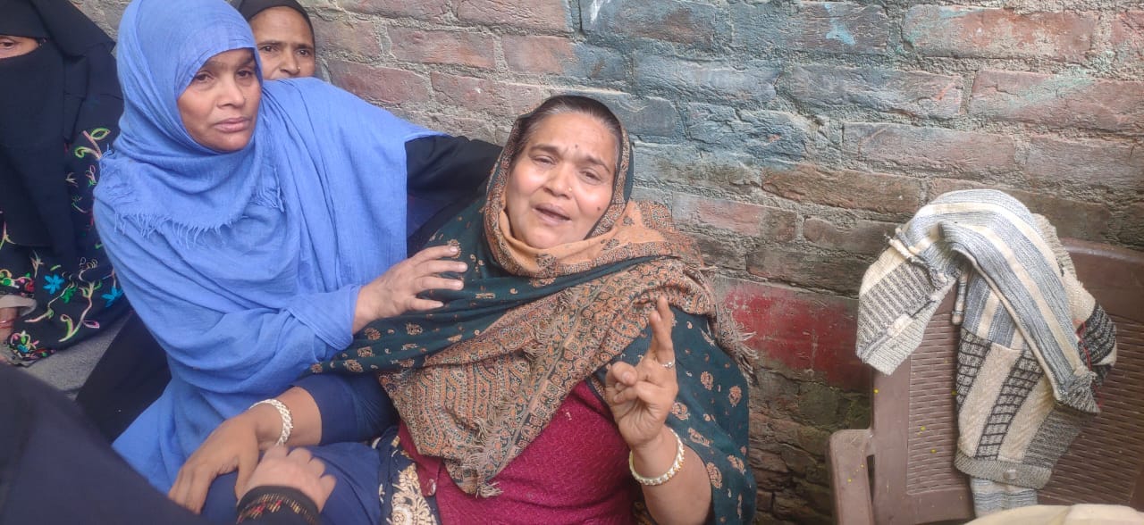 Brutal murder after misdeed in Kanpur Body chopped with iron rod and screwdriver 90 injury marks found