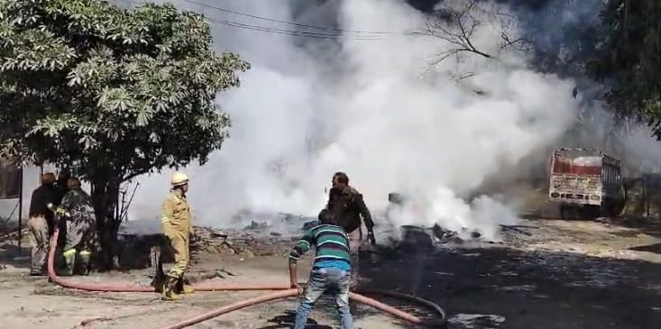Massive fire breaks out in Kidwai Nagar many huts and shops burnt to ashes fire brigade engaged in rescue