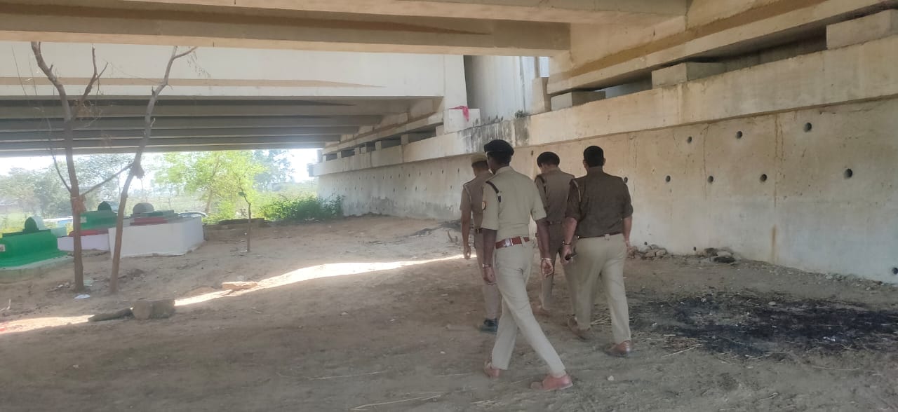 Brutal murder after misdeed in Kanpur Body chopped with iron rod and screwdriver 90 injury marks found