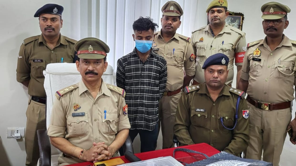 GRP And RPF arrested Accused with 90 mobile phones stolen from Mahakumbh Mela 2025