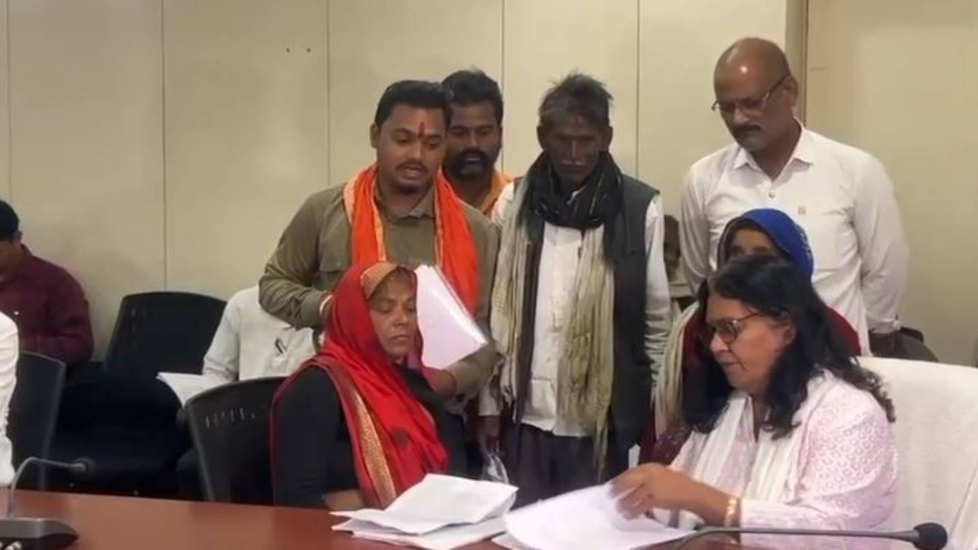 अधिकारी के पास बैठे ग्रामीण
