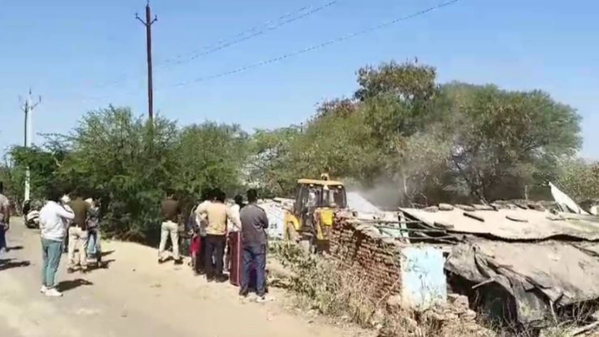 MP News Pregnant cow killed in Damoh firing on people of Hindu organization for protesting bulldozer ran