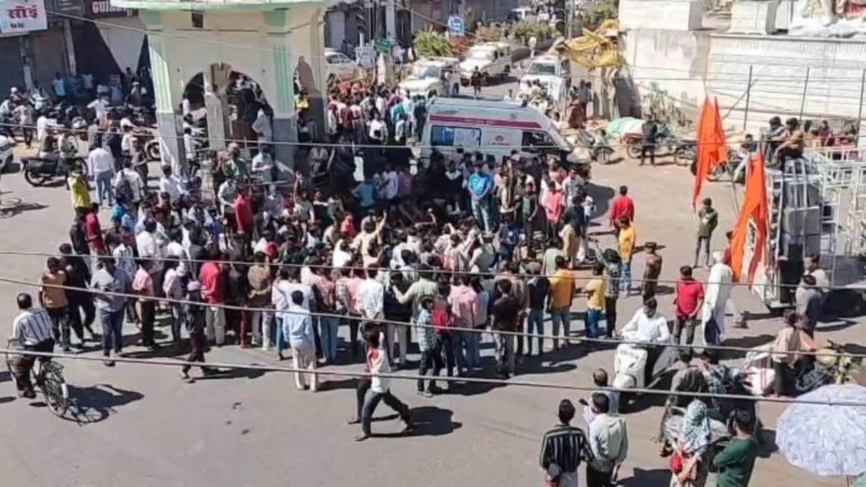 MP News Pregnant cow killed in Damoh firing on people of Hindu organization for protesting bulldozer ran