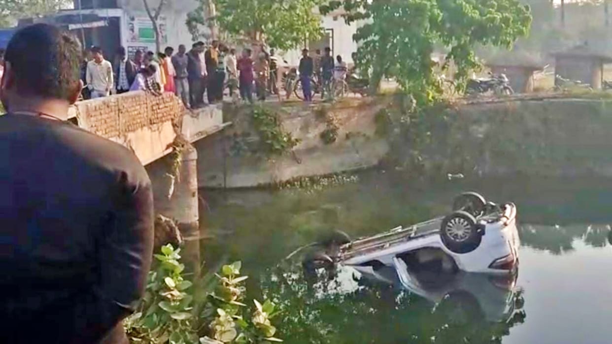 Muzaffarpur: Car going in wedding procession went out of control and fell into canal; 1 person died, 6 injured