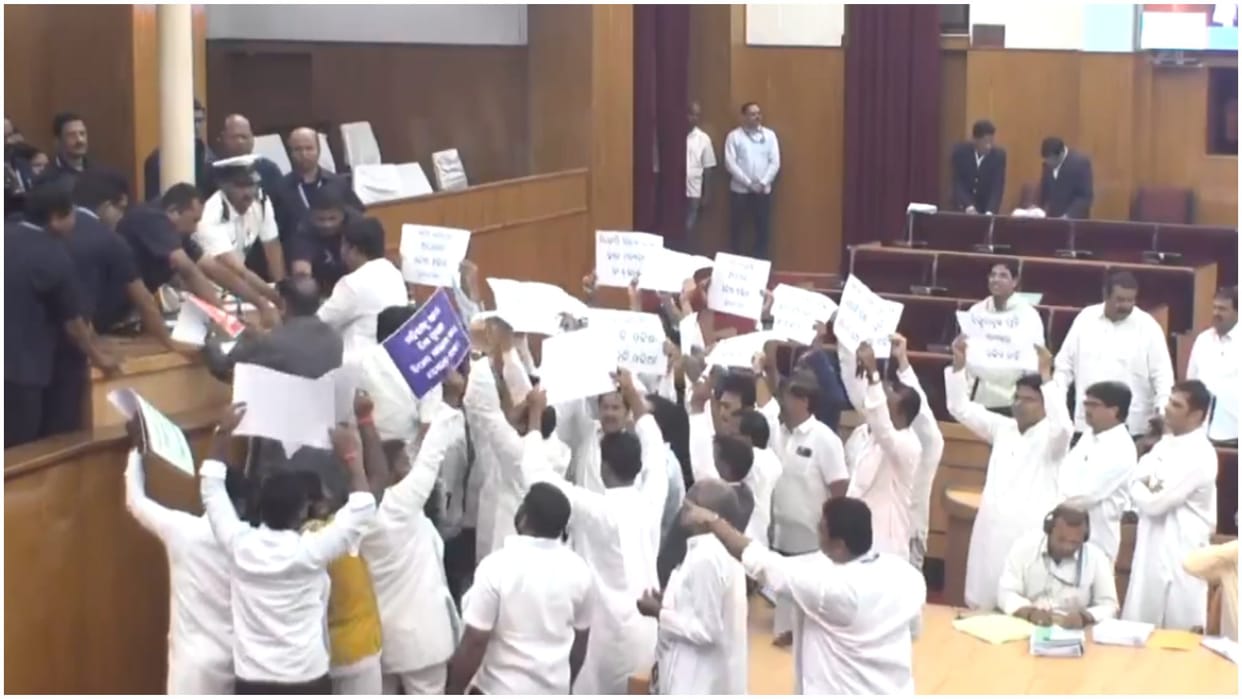 Congress BJD MLAs raised slogans by ringing bells in Odisha assembly house proceedings adjourned five times