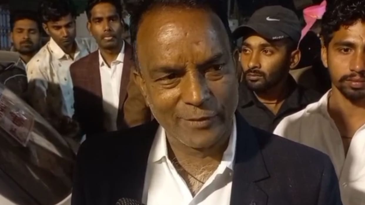 miscreants looted 4 lakh rupees from groom father during wedding procession in jaunpur