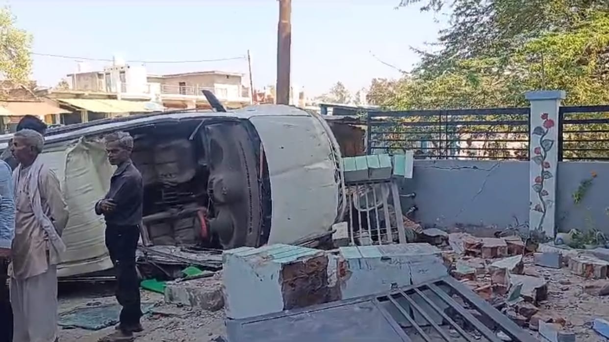 Raebareli: SUV overturned on the road after breaking the school gate, one baraati died.