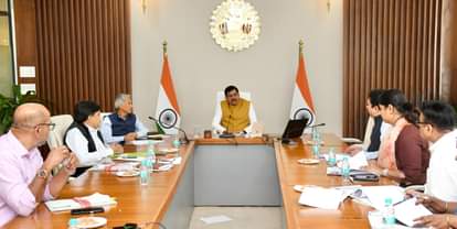 सीएम ने अधिकारियों की ली बैठक